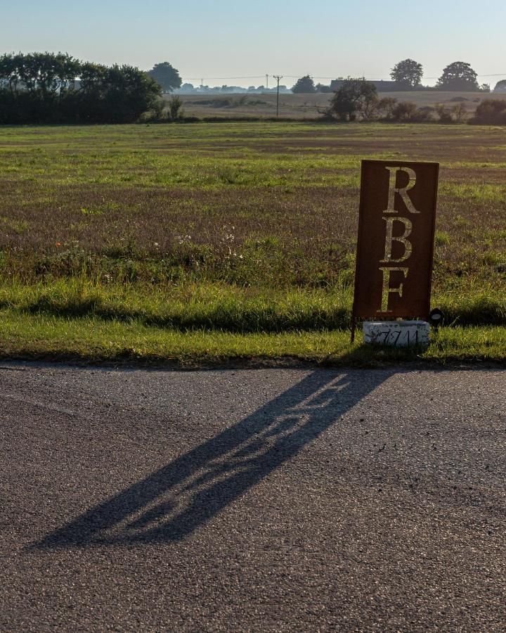 Red Bird Farm Bed & Breakfast อึสตัด ภายนอก รูปภาพ